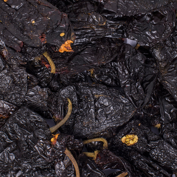 Tiene forma triangular y su piel tiene textura rugosa. Fresco se le conoce como chile poblano.