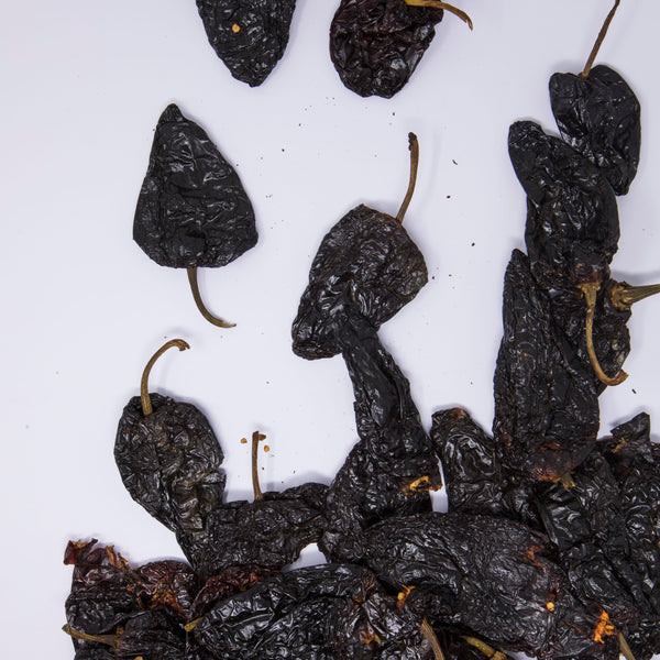 Tiene forma triangular y su piel tiene textura rugosa. Fresco se le conoce como chile poblano.