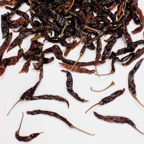 Chile alargada y de color rojo.