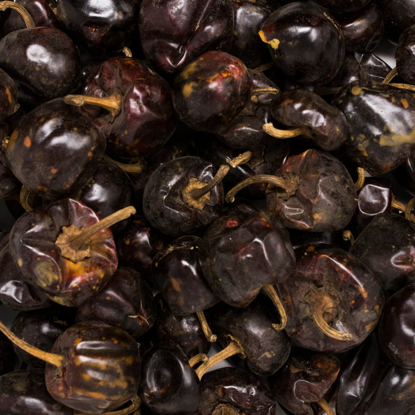 Es redondo y picante. Tiene un tamaño parecido al de una cereza. Fresco se le conoce como chile bola.