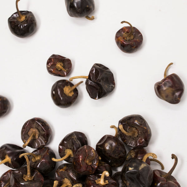 Es redondo y picante. Tiene un tamaño parecido al de una cereza. Fresco se le conoce como chile bola.