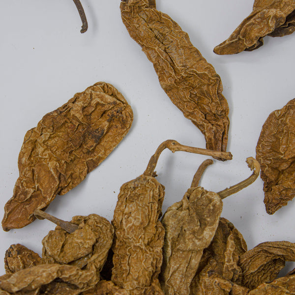 Tiene un aspecto marrón rojizo, con aroma picante y con sabor complejo.