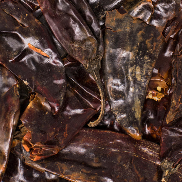 Tiene una forma triangular y alargada de color rojo. Fresco se le conoce como chile mirasol.