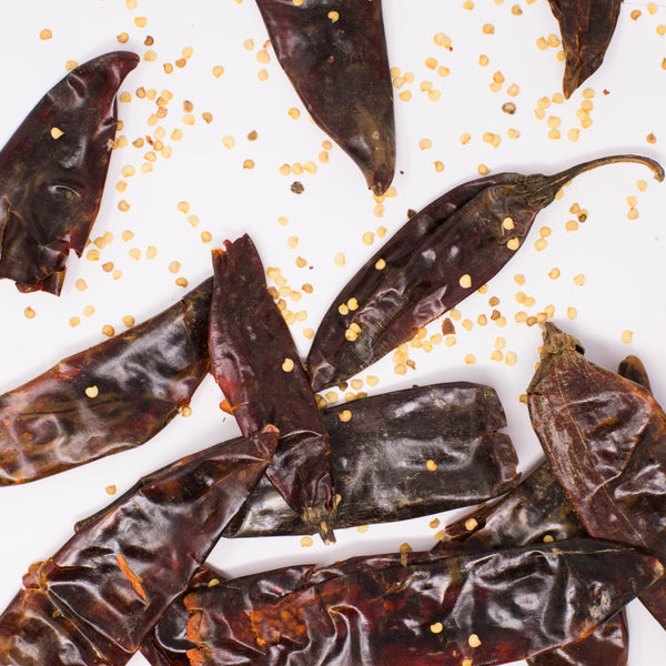 Tiene una forma triangular y alargada de color rojo. Fresco se le conoce como chile mirasol.