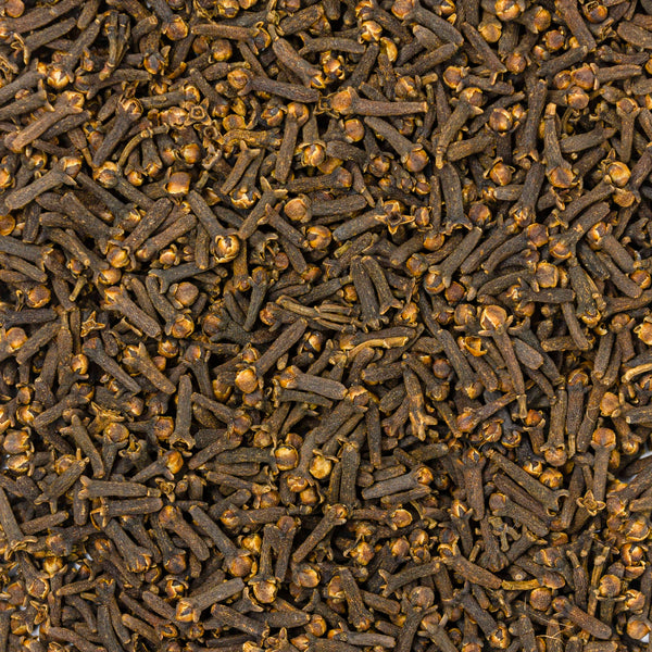 Recibe el nombre de clavo por su forma.