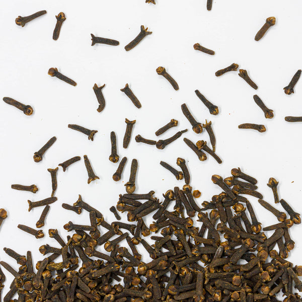 Recibe el nombre de clavo por su forma.