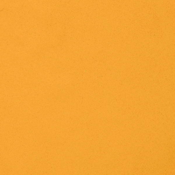 Polvo fino con un rico color amarillo.