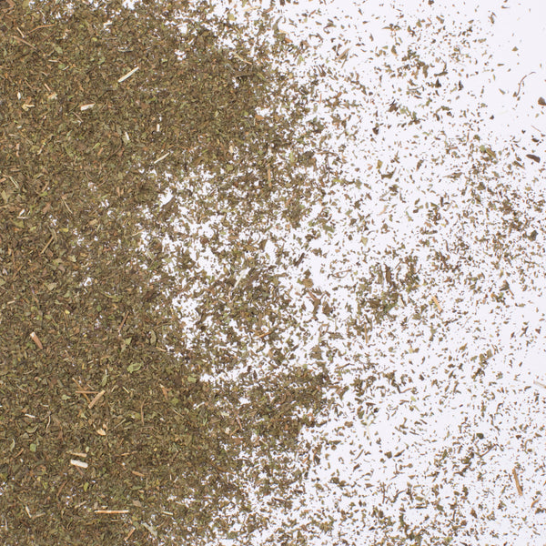 Hojas y ramas secas.