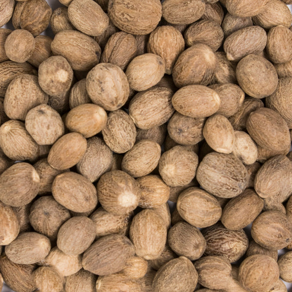 Fruto seco redondo y de color café.