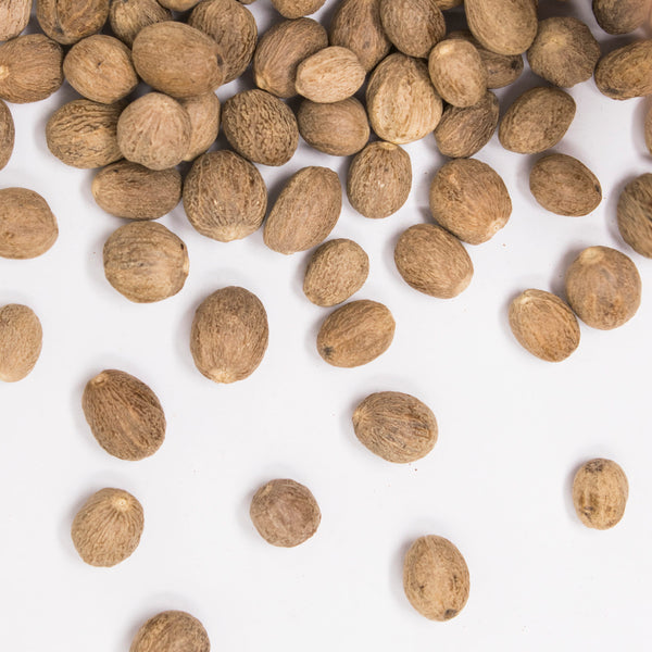 Fruto seco redondo y de color café.