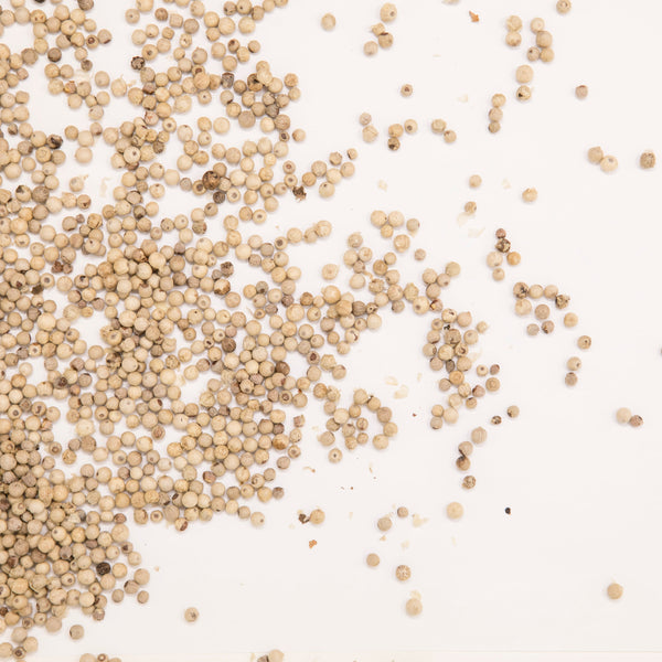 Granos de pimienta blanca.