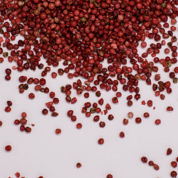Fruto seco redondo, chico y de color rojo.